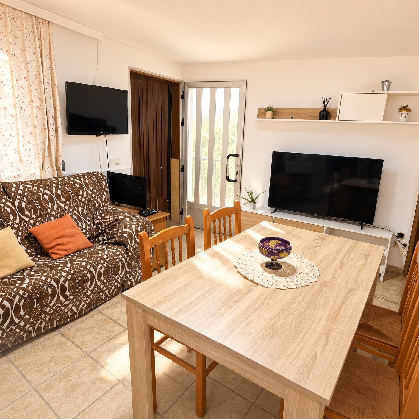 Salón comedor con televisión y mesa
