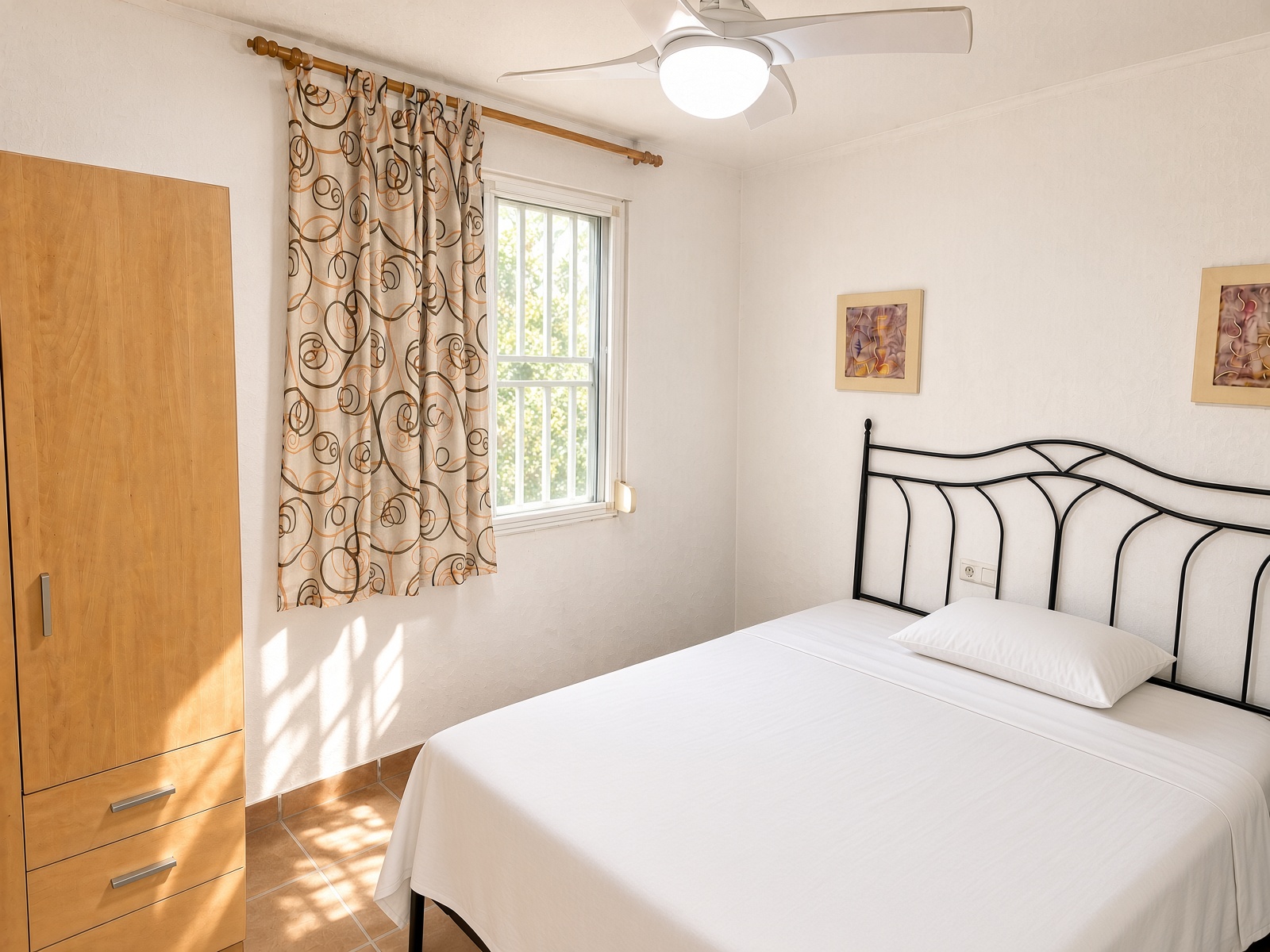 Dormitorio principal con cama de matrimonio